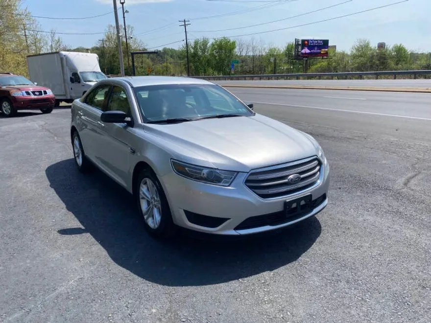2017 Ford Taurus SE photo 1