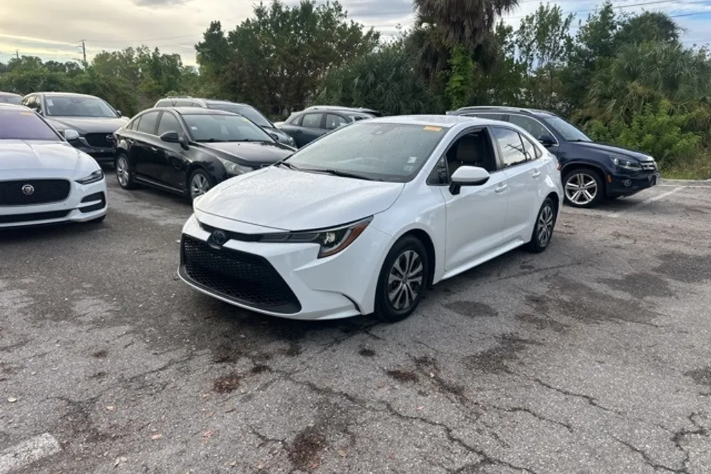 2022 Toyota Corolla Hybrid LE photo 1