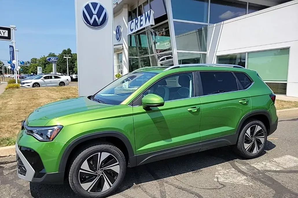2025 Volkswagen Taos SE photo 1