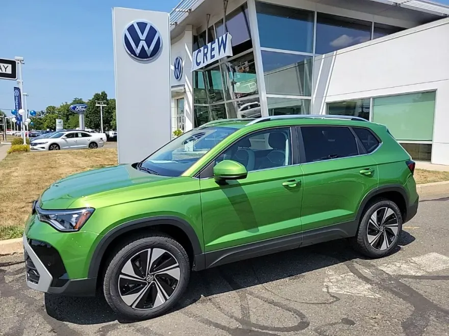 2025 Volkswagen Taos SE photo 1