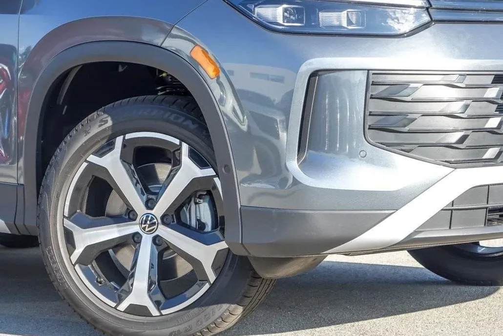 2025 Volkswagen Tiguan SE photo 1