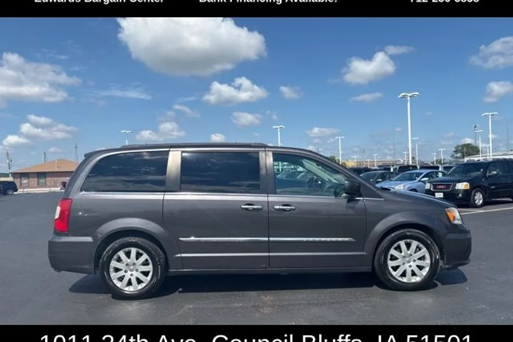 2016 Chrysler Town & Country Touring photo 1