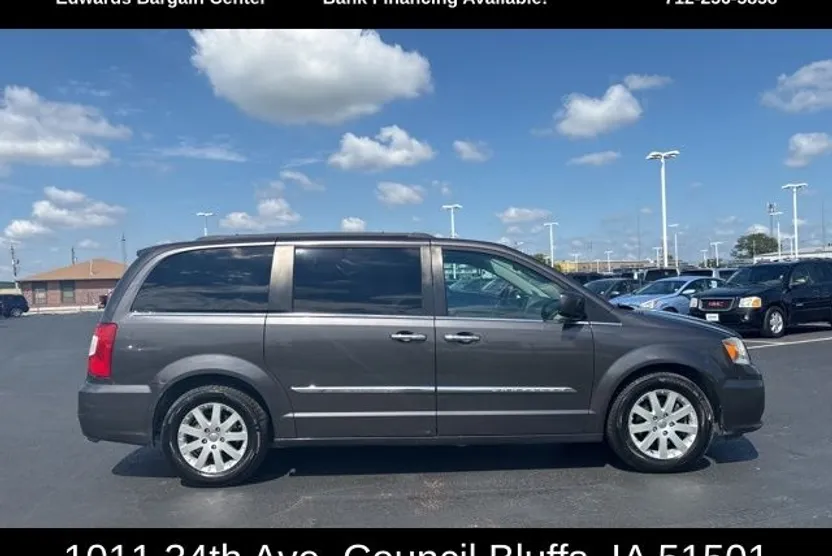 2016 Chrysler Town & Country Touring photo 1