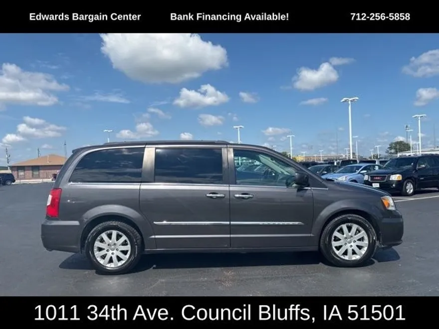 2016 Chrysler Town & Country Touring photo 1