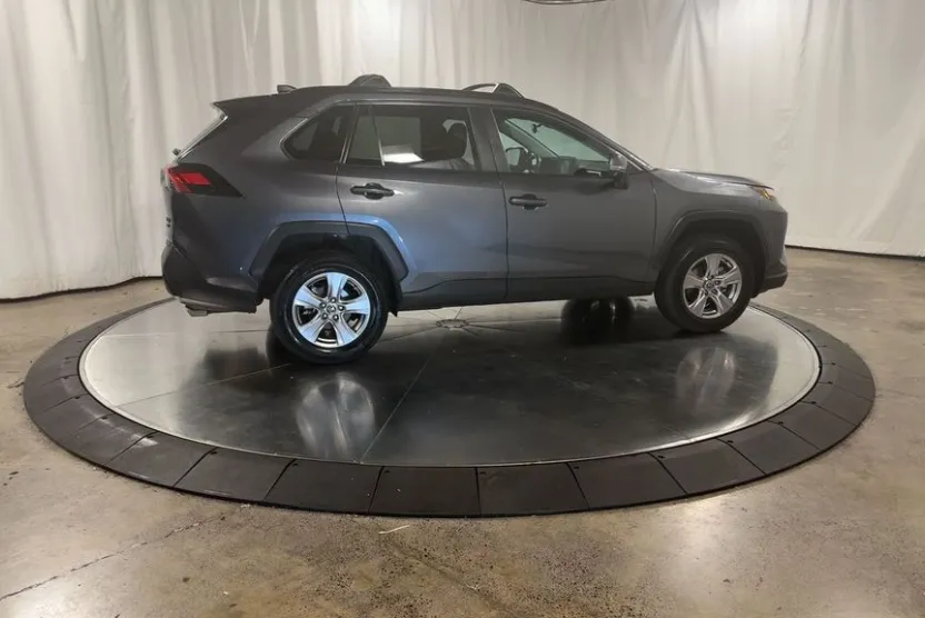 2022 Toyota RAV4 XLE photo 1