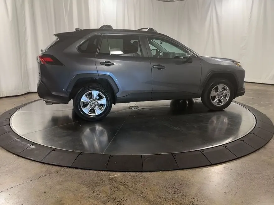 2022 Toyota RAV4 XLE photo 1