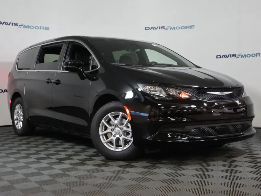 2026 Chrysler Voyager LX photo 1