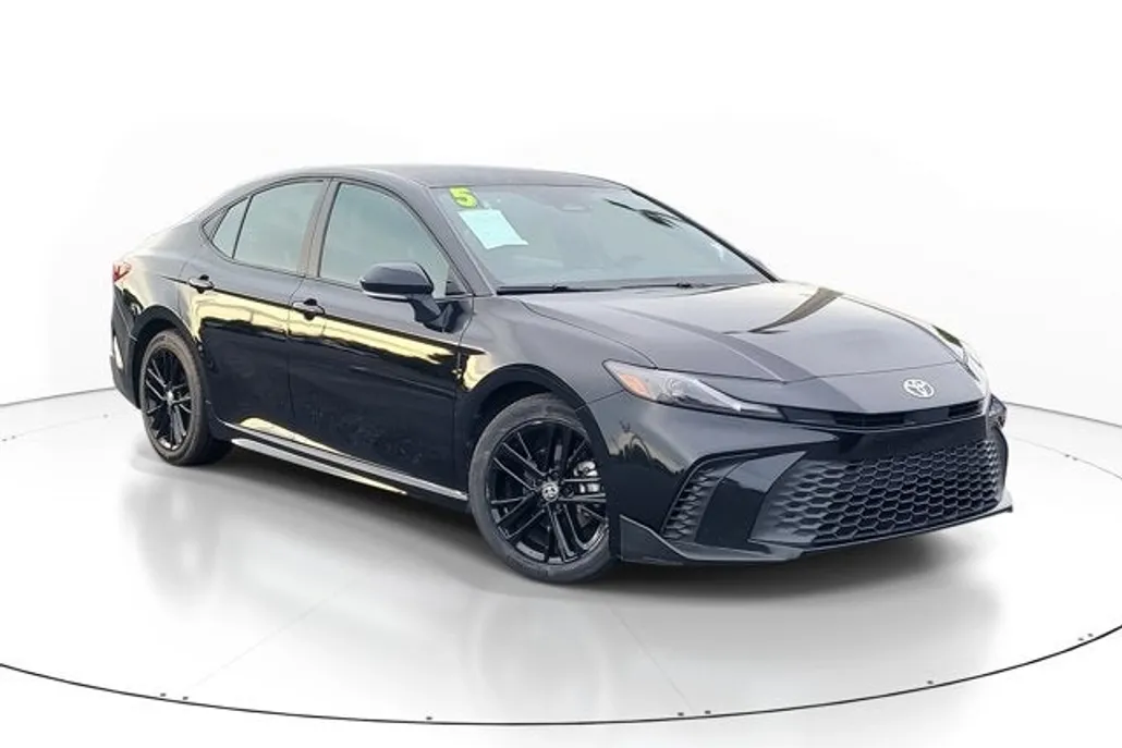 2025 Toyota Camry SE photo 1