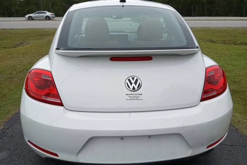 2015 Volkswagen Beetle 1.8T Classic photo 1