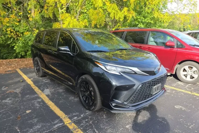 2021 Toyota Sienna XLE photo 1