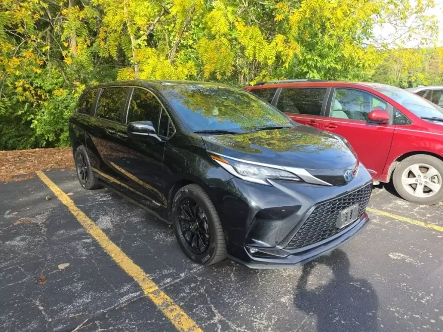 2021 Toyota Sienna XLE photo 1
