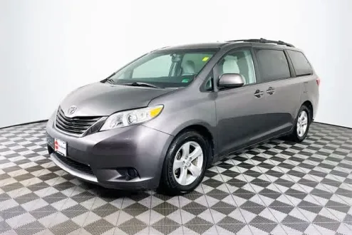 2015 Toyota Sienna LE photo 3