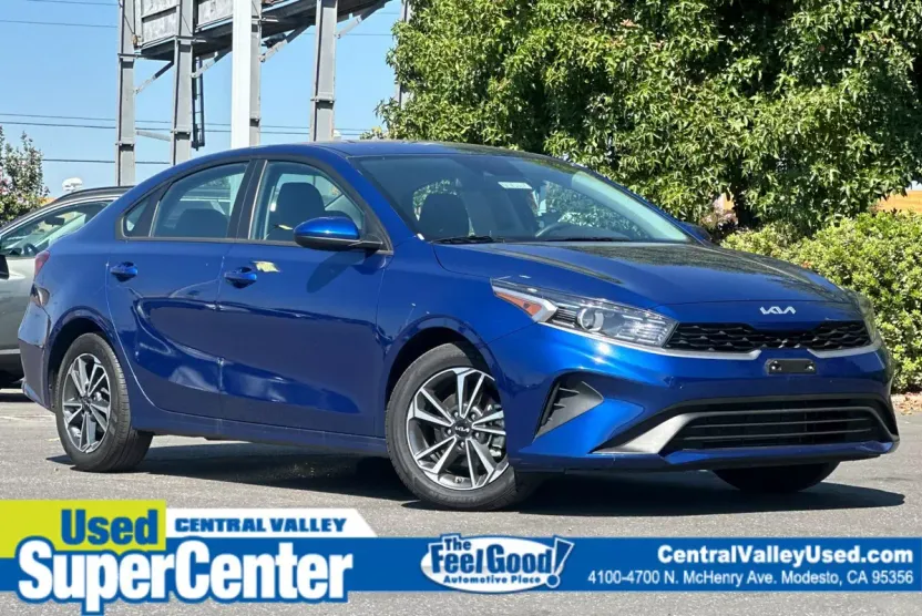 2023 Kia Forte LXS photo 1