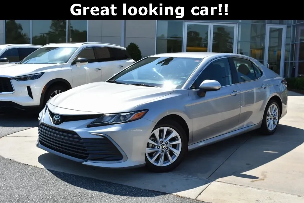 2022 Toyota Camry LE photo 1