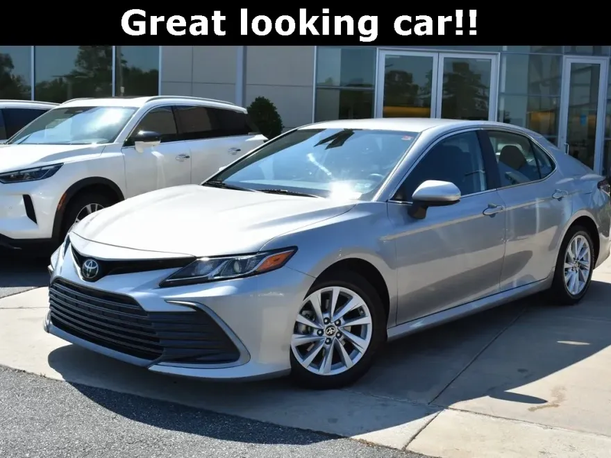 2022 Toyota Camry LE photo 1