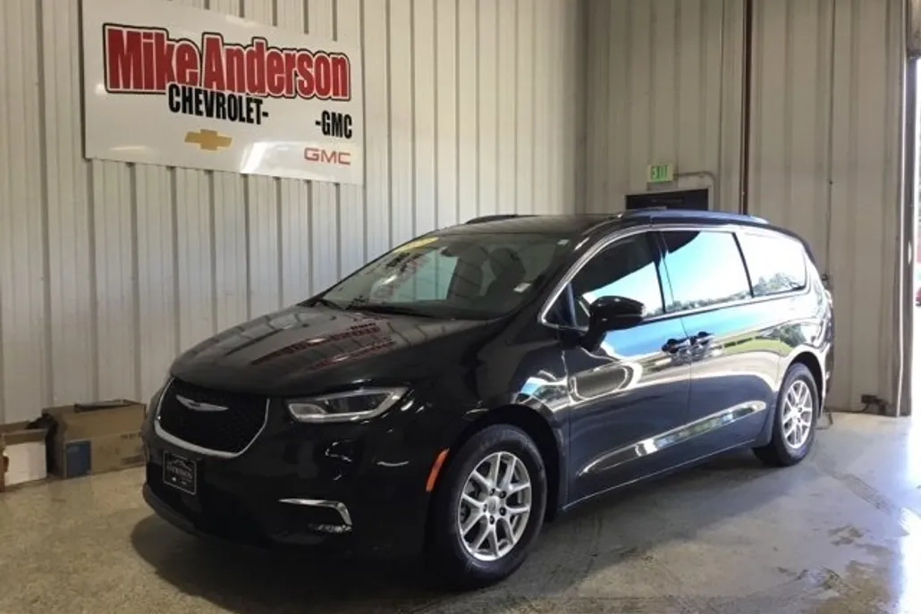 2022 Chrysler Pacifica Touring L photo 1