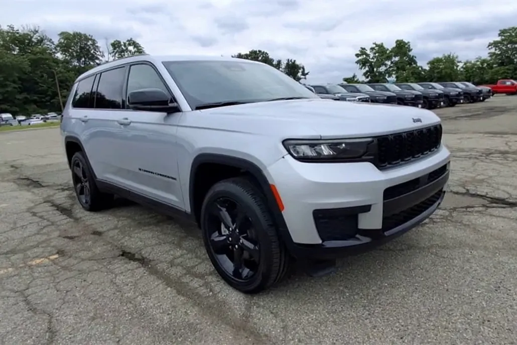 2022 Jeep Grand Cherokee Altitude photo 1
