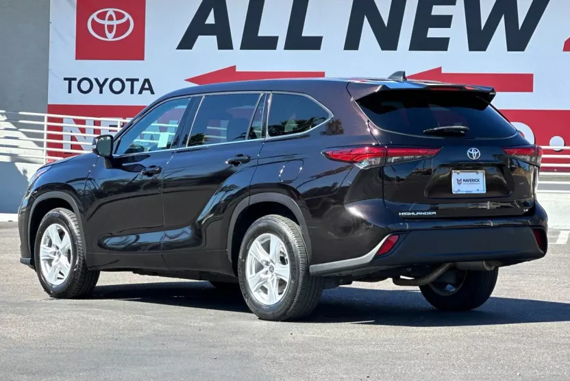 2022 Toyota Highlander LE photo 1