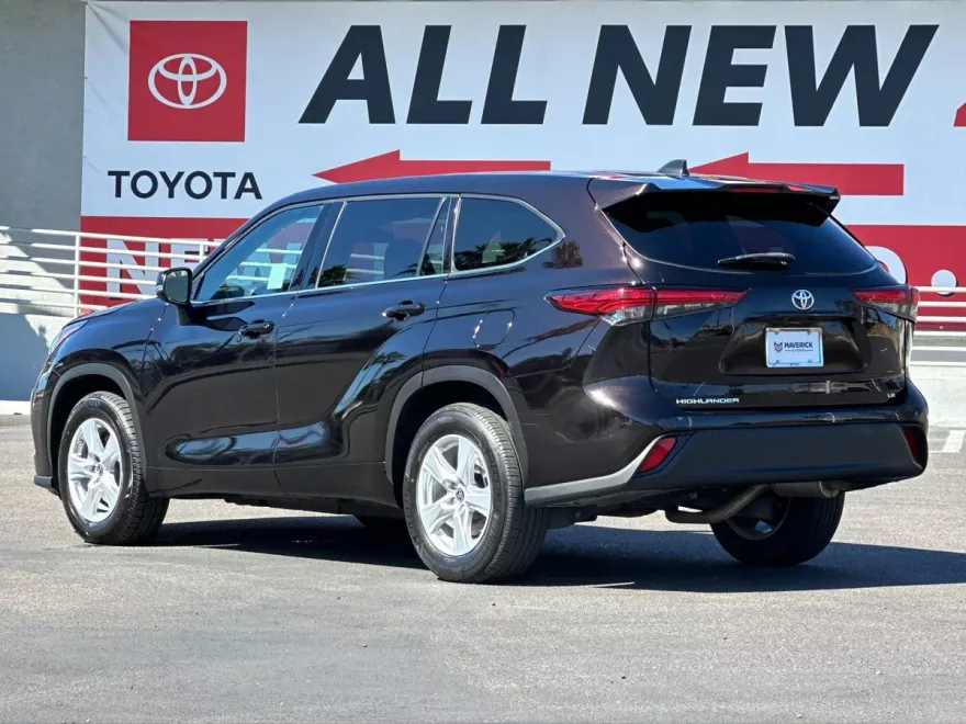 2022 Toyota Highlander LE photo 1