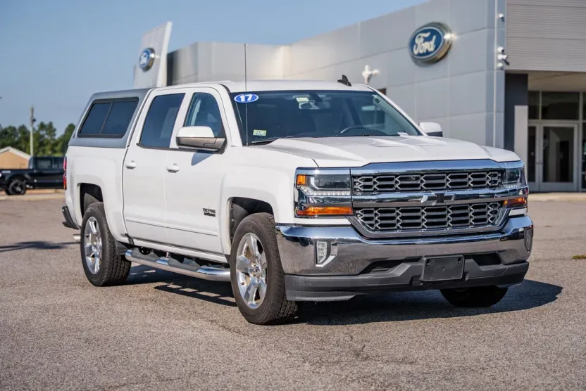 2017 Chevrolet Silverado 1500 LT photo 1