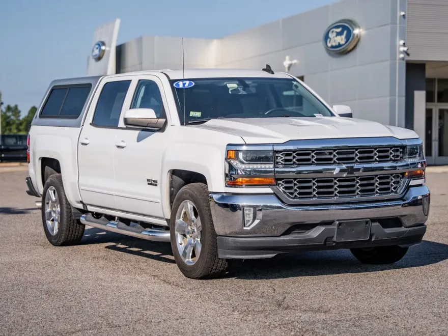 2017 Chevrolet Silverado 1500 LT photo 1