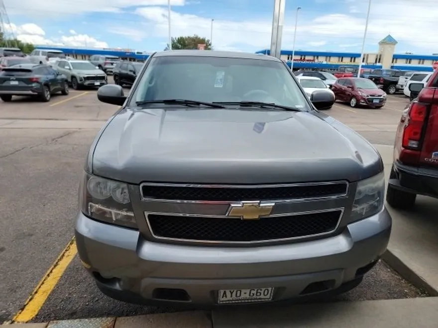 2008 Chevrolet Suburban 1500 LT photo 1