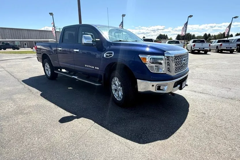 2016 Nissan Titan SL photo 1