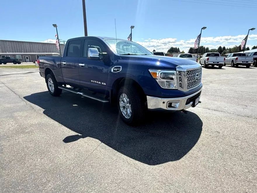 2016 Nissan Titan SL photo 1