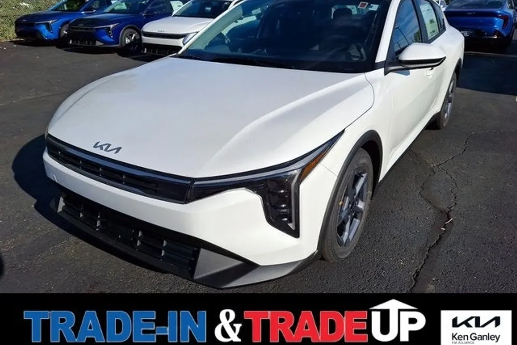 2025 Kia K4 LXS photo 1
