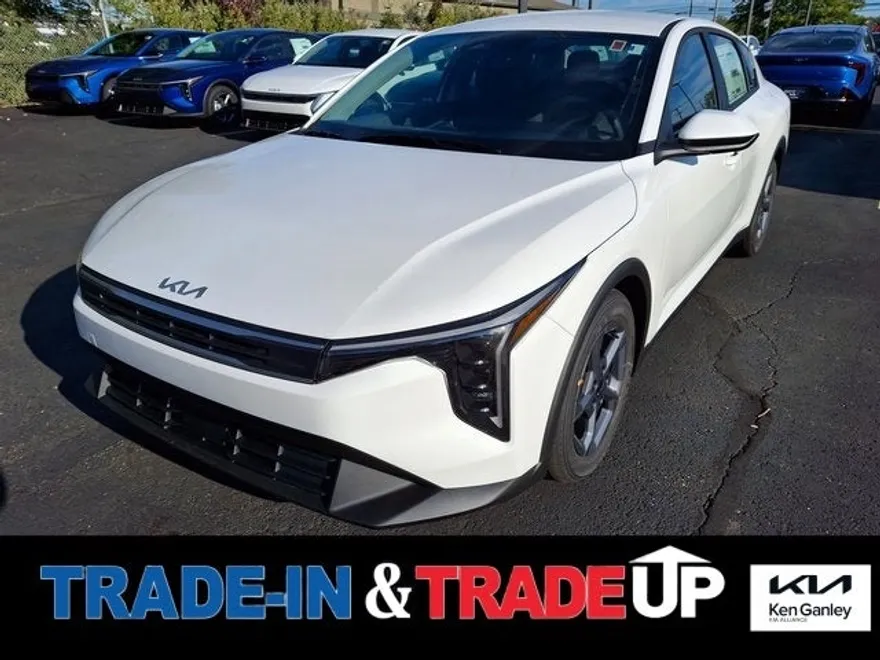 2025 Kia K4 LXS photo 1