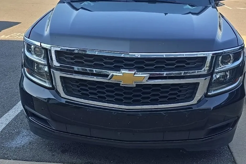2018 Chevrolet Suburban LT photo 1