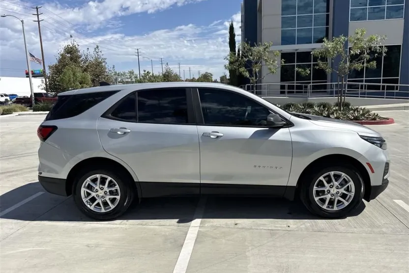 2022 Chevrolet Equinox LS photo 1