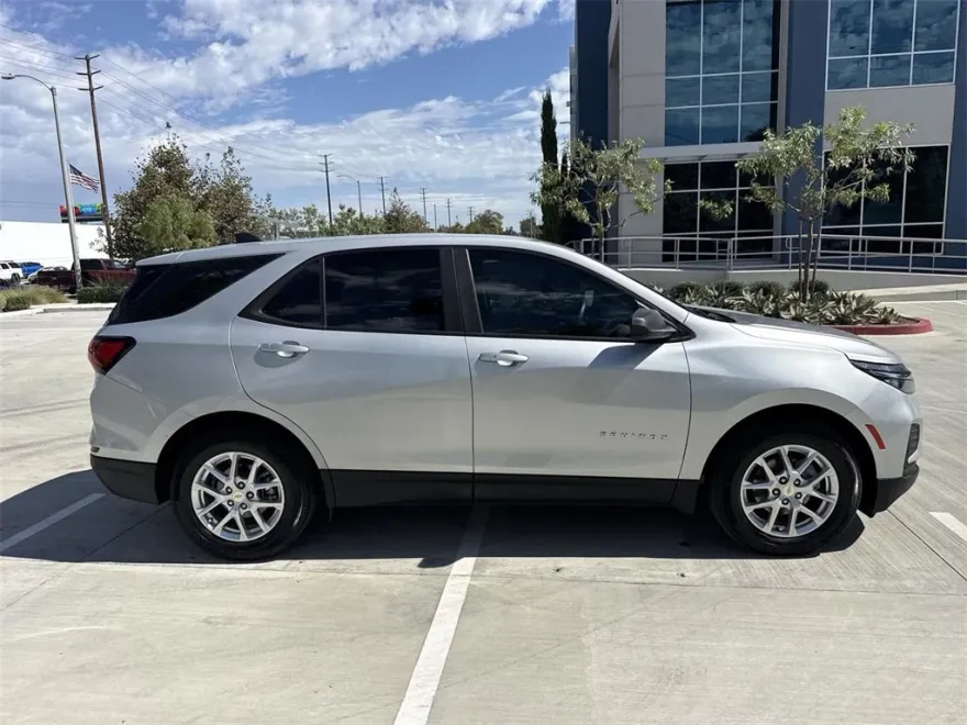 2022 Chevrolet Equinox LS photo 1