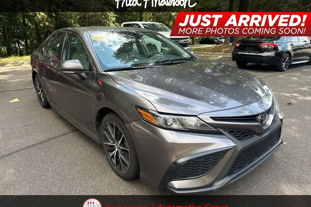 2024 Toyota Camry SE photo 1