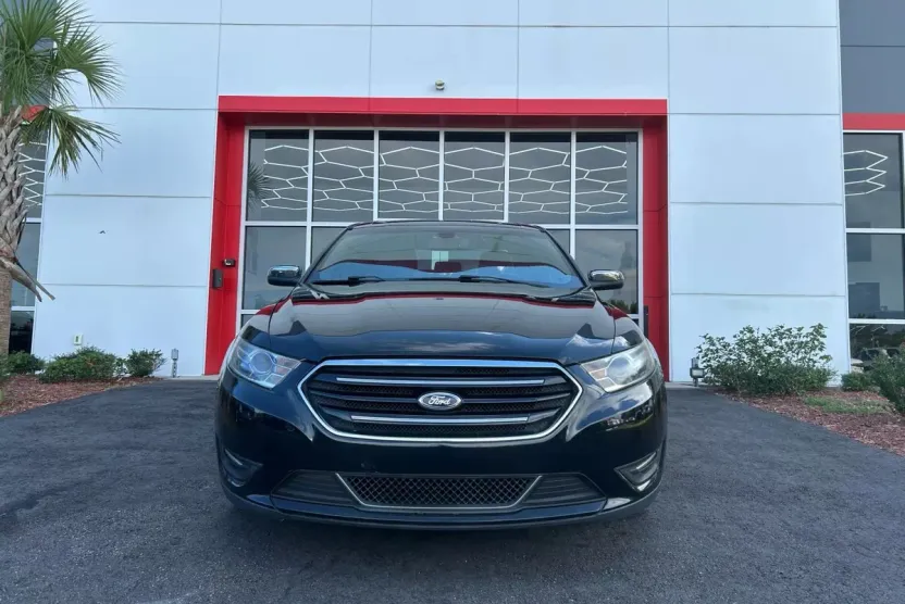 2015 Ford Taurus Limited photo 1