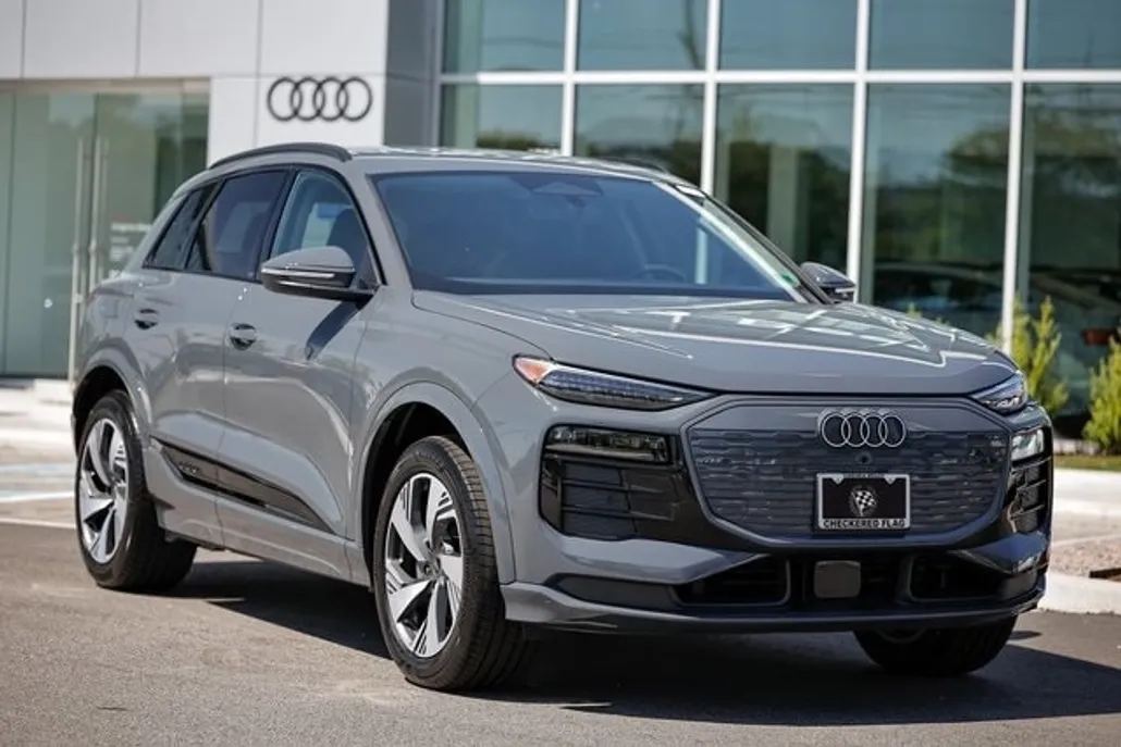 2025 Audi e-tron Premium Plus photo 1