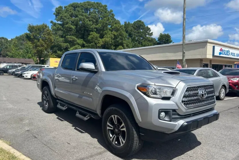 2017 Toyota Tacoma TRD Sport photo 1
