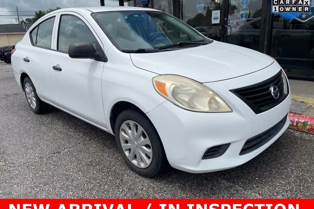 2012 Nissan Versa 1.6 S photo 1
