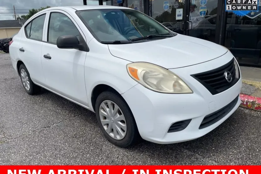 2012 Nissan Versa 1.6 S photo 1