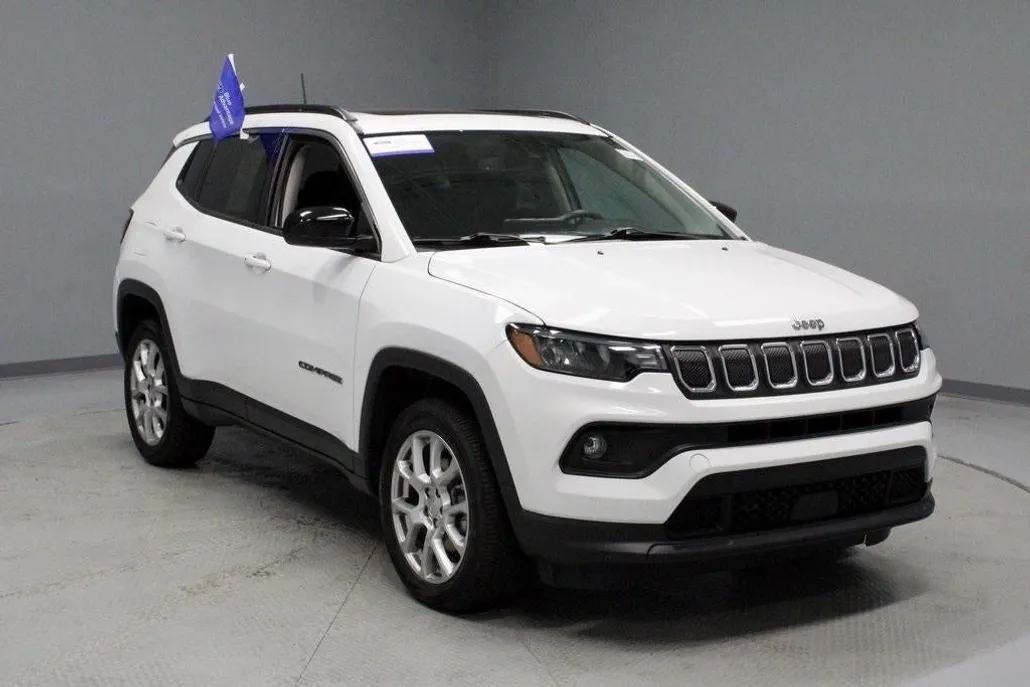 2022 Jeep Compass Latitude Lux photo 1
