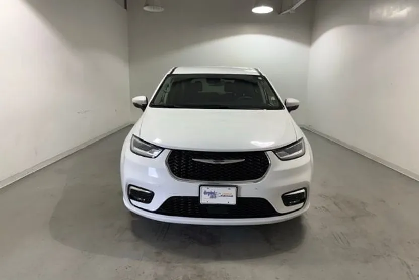 2018 Chrysler Pacifica Touring L photo 1