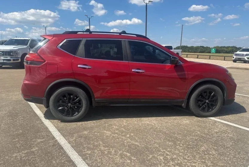 2017 Nissan Rogue SV photo 1