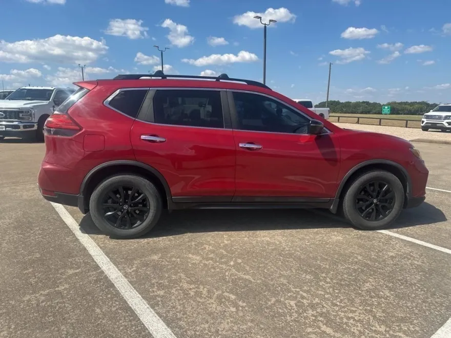 2017 Nissan Rogue SV photo 1