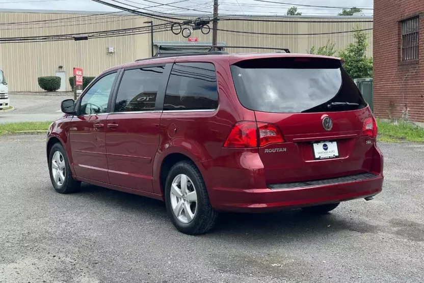 2011 Volkswagen Routan SEL photo 1