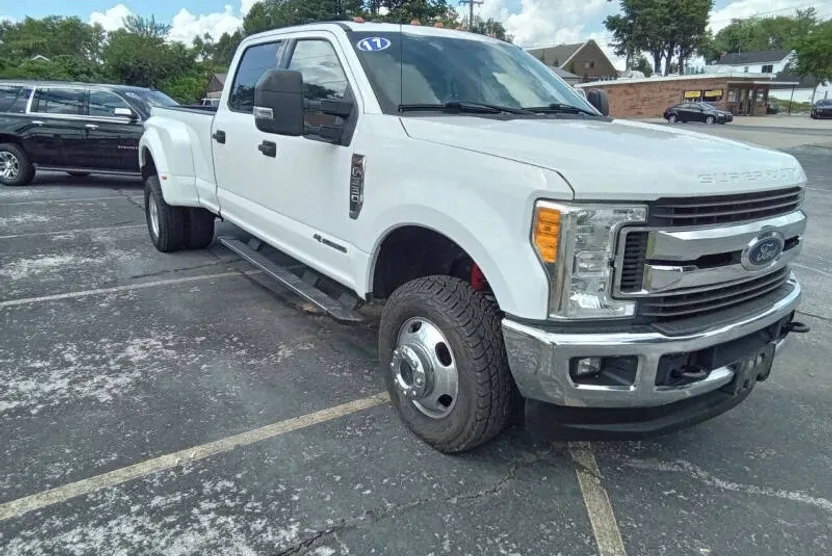2017 Ford F-350 XLT photo 1