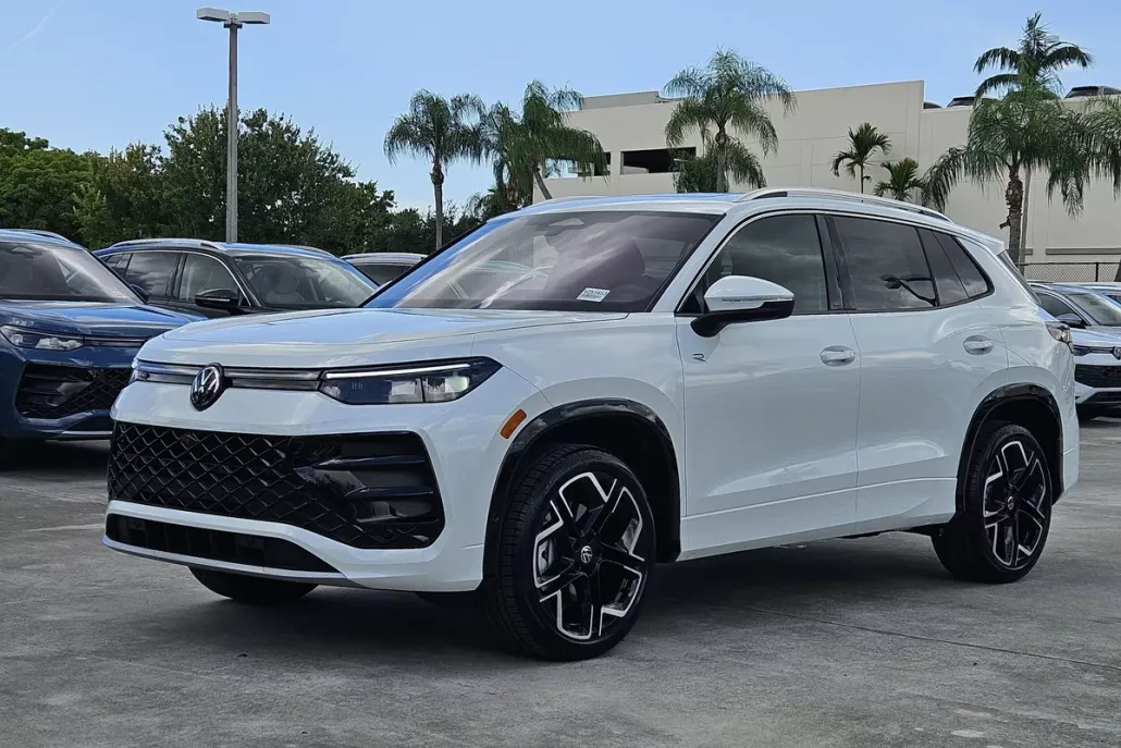 2025 Volkswagen Tiguan SEL R-Line Black photo 1