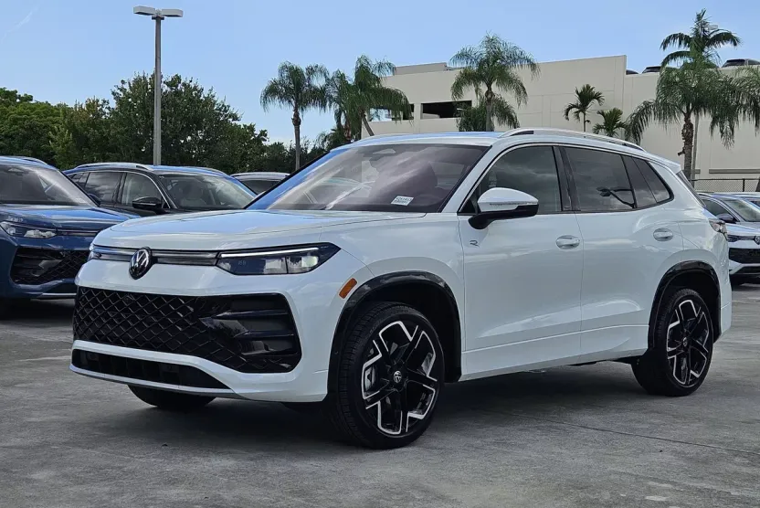 2025 Volkswagen Tiguan SEL R-Line Black photo 1