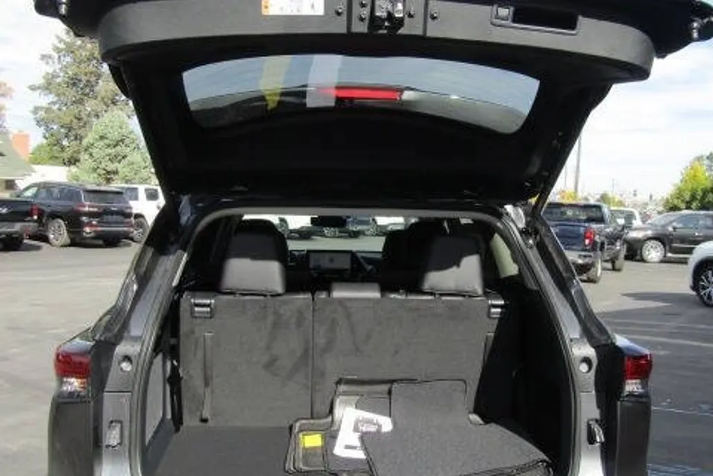 2025 Toyota Highlander Platinum photo 1