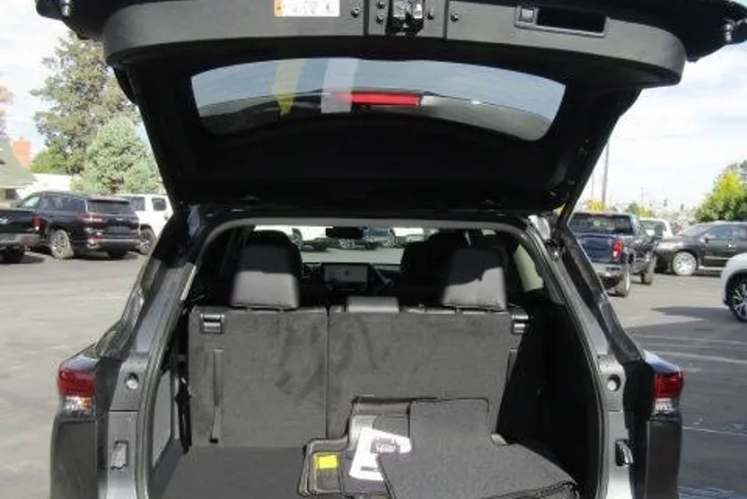 2025 Toyota Highlander Platinum photo 1
