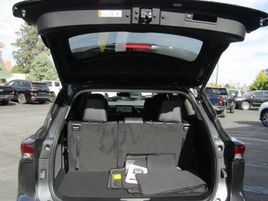 2025 Toyota Highlander Platinum photo 1